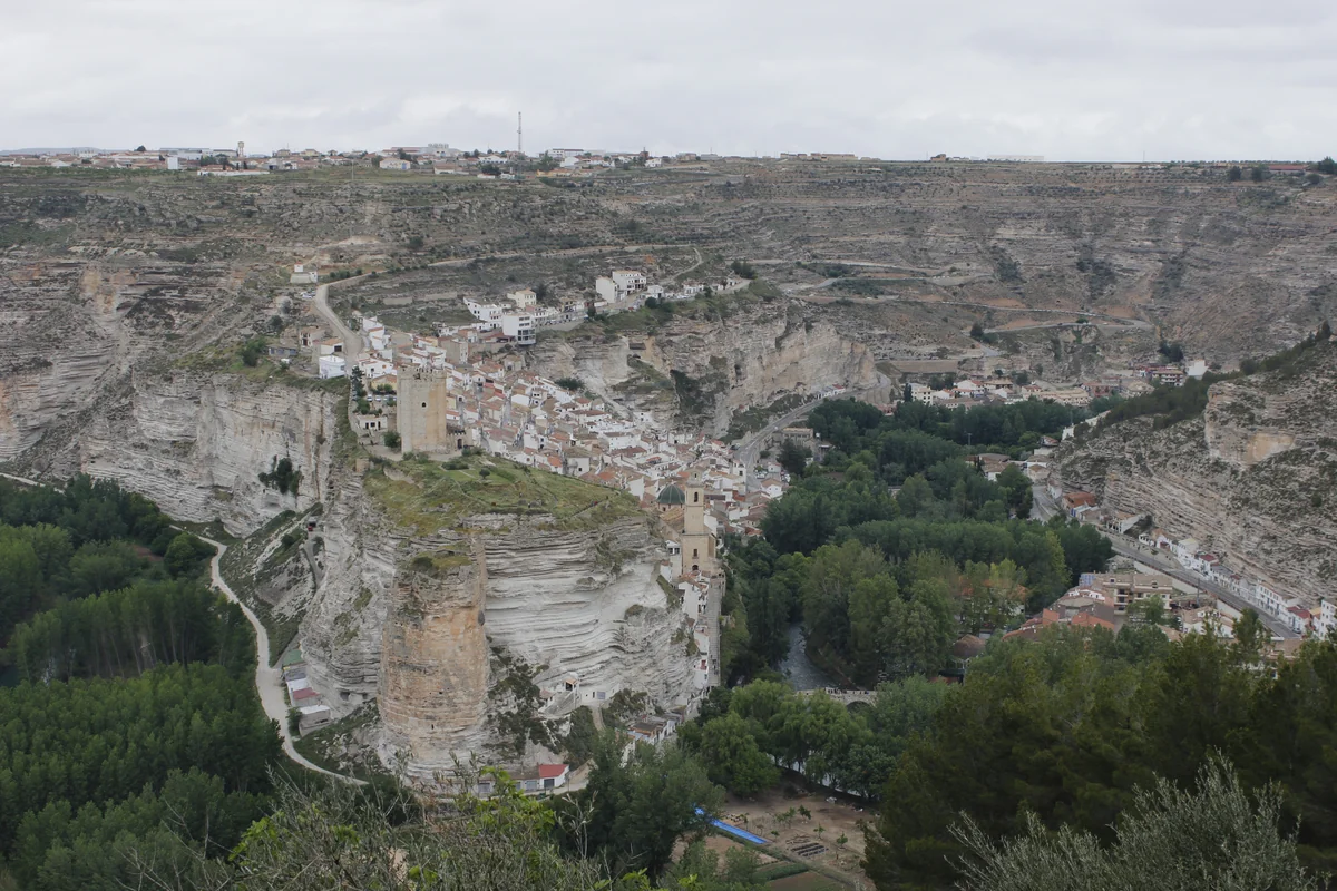 El caserío blanco escalando el cañón de la hoz del Júcar desde Casas del Cerro | Fotografía: DiazArocas (Wikimedia Commons, CC BY-SA 4.0)