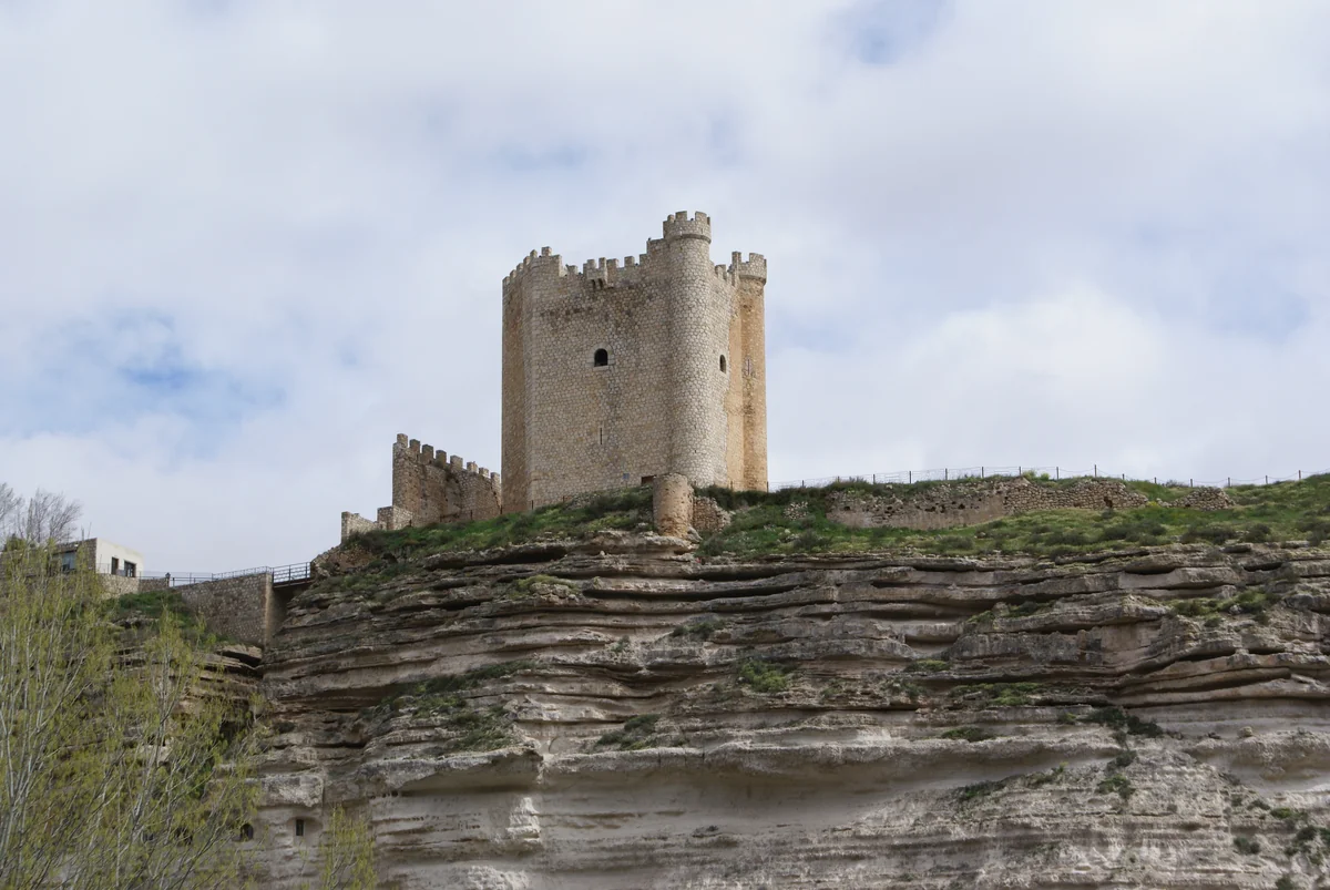 Castillo almohade del siglo XII presidiendo la cresta rocosa de la hoz | Fotografía: Quixoteab (Wikimedia Commons, CC BY-SA 3.0 es)
