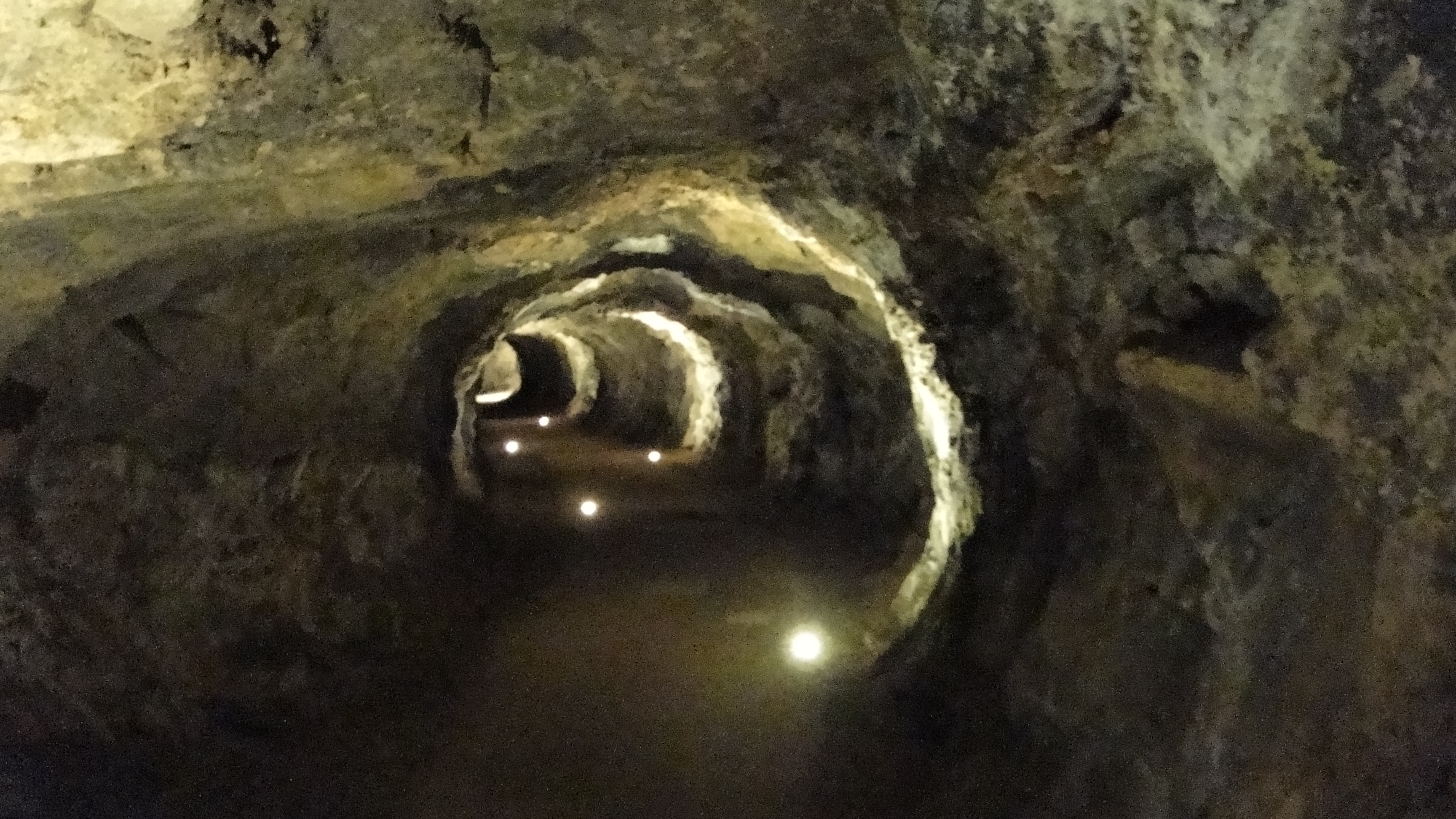 Enorme cámara circular del Baritel de San Andrés con el malacate de sangre de madera del siglo XVIII