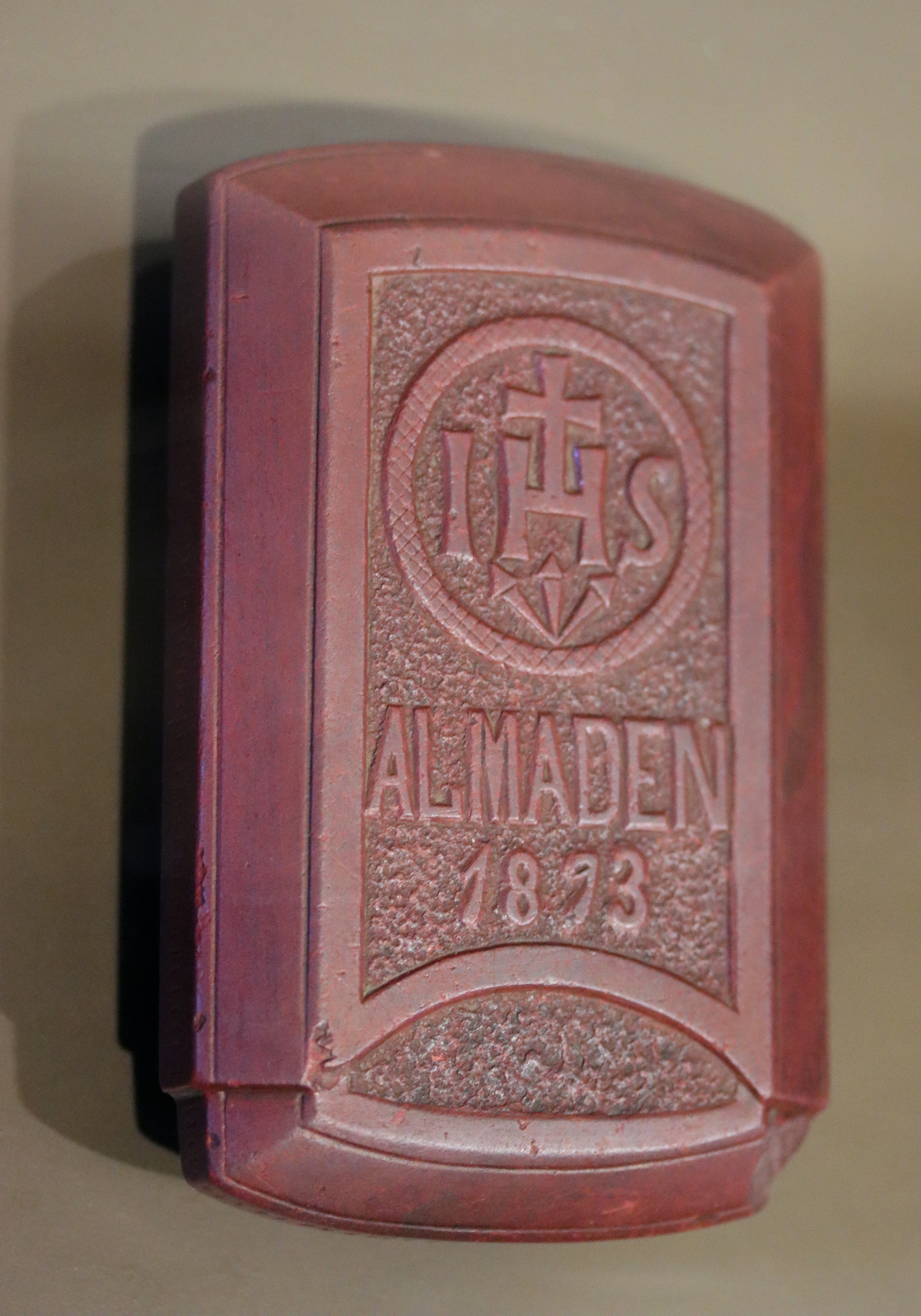 Muestra mineral de cinabrio rojo brillante cristalizado sobre matriz rocosa de Almadén