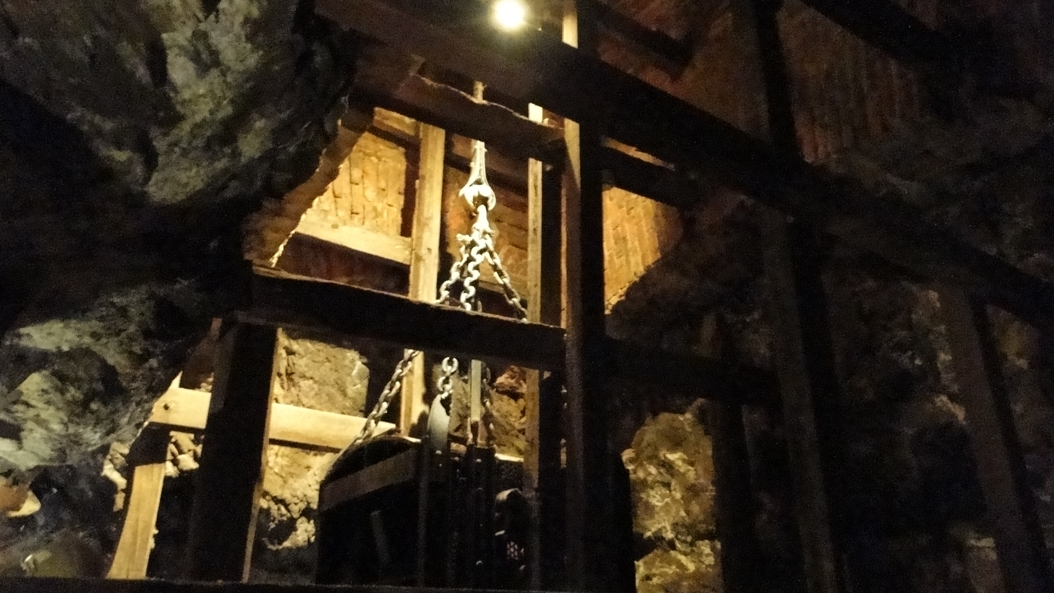 Altar y capilla de la Virgen de la Mina en el interior de las galerías subterráneas