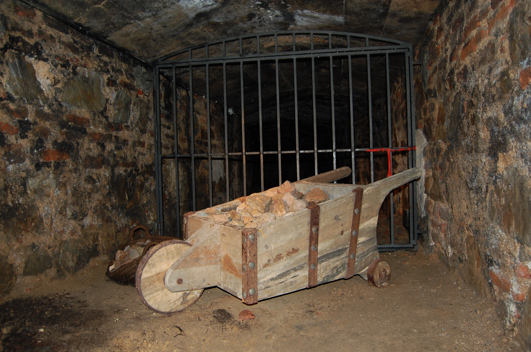 Tramo de la Galería de Forzados y carretilla minera histórica expuesta en el Parque Minero