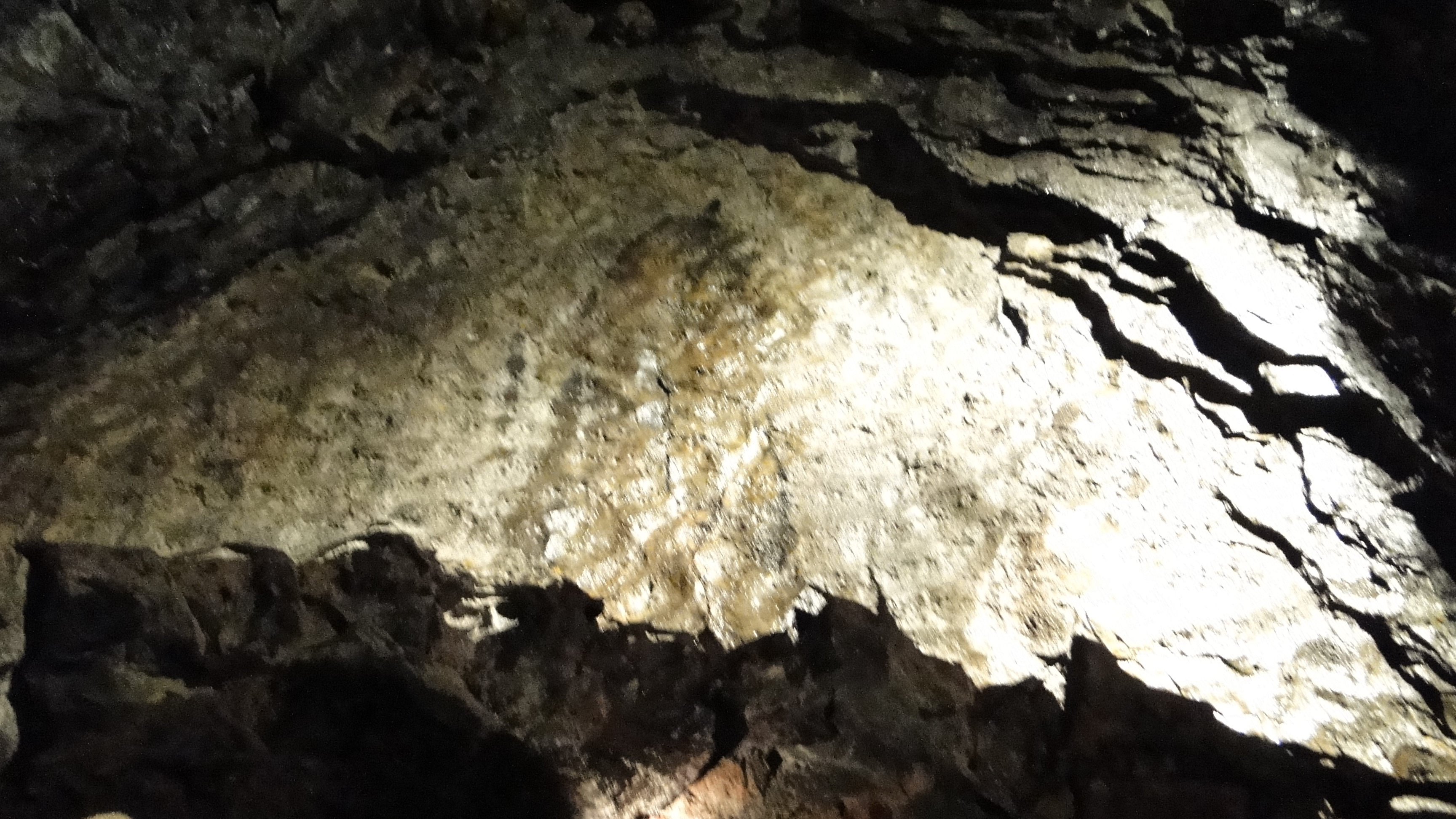 Galería histórica subterránea del Parque Minero de Almadén con paredes de cuarcita e iluminación minera