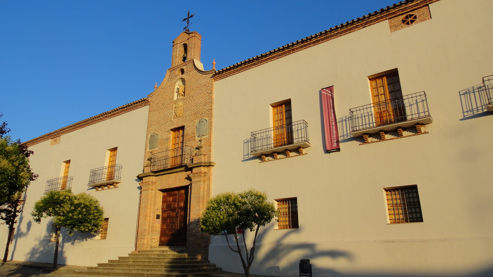 Fachada clasicista de ladrillo y piedra del Real Hospital de Mineros de San Rafael