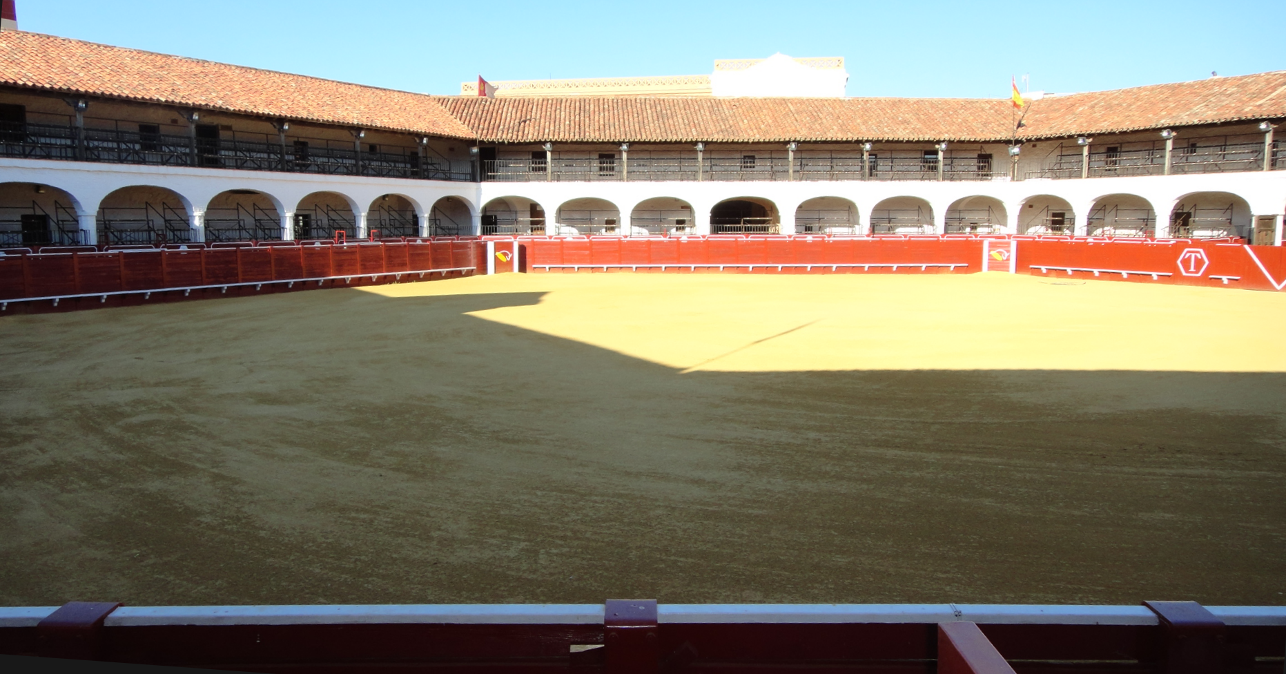 Vista del ruedo hexagonal y las gradas de la Plaza de Toros de Almadén