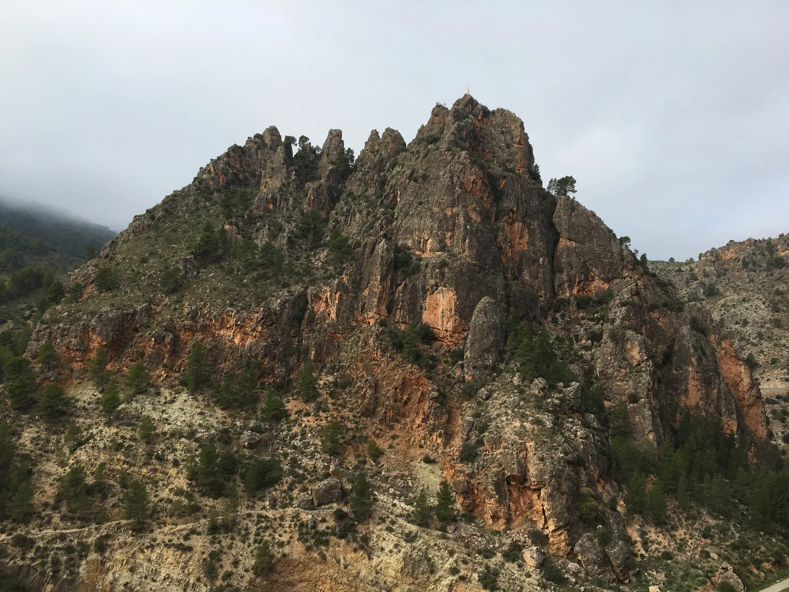 Panorámica del pueblo de Ayna encajado en el cañón del río Mundo con vegetación otoñal en la Sierra del Segura