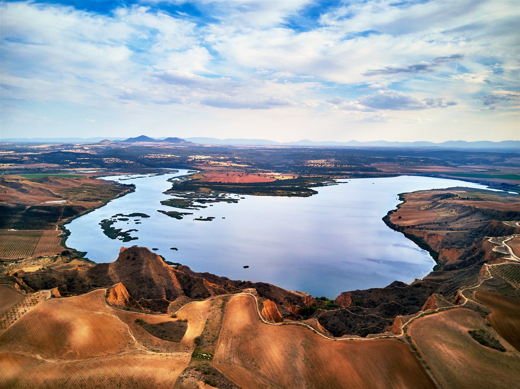 Imponentes cortados arcillosos de las Barrancas de Burujón sobre el embalse de Castrejón