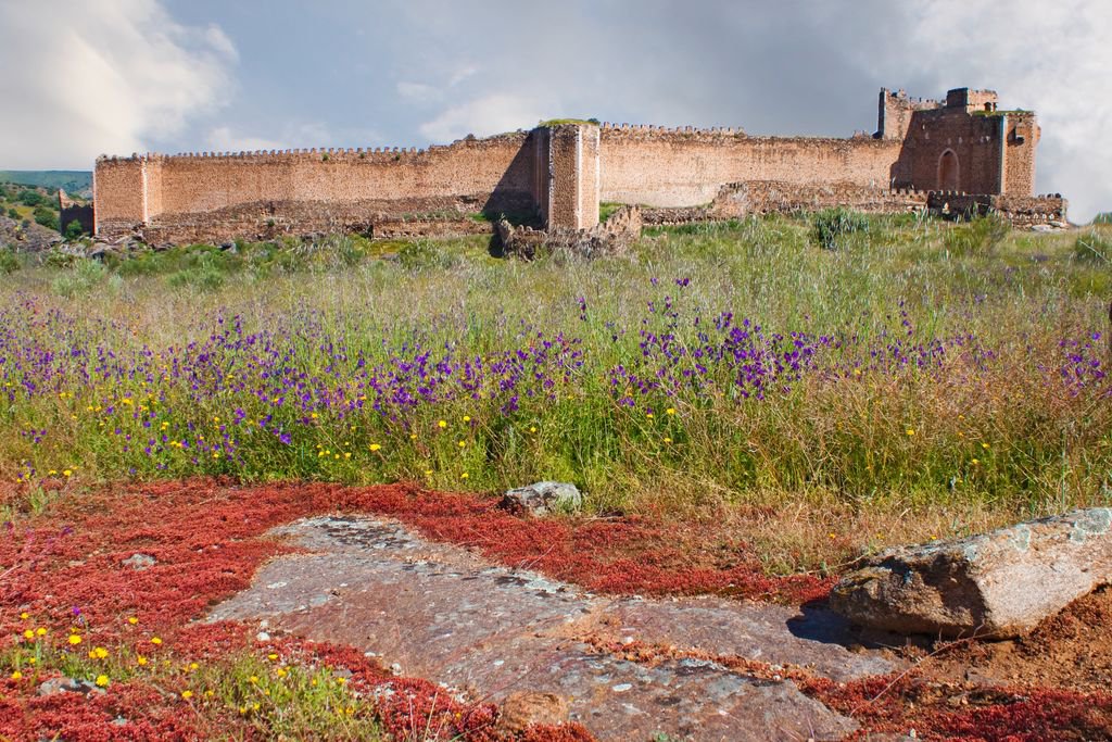 Murallas albarranas y torreones de sillería del Castillo de Montalbán sobre el río Torcón