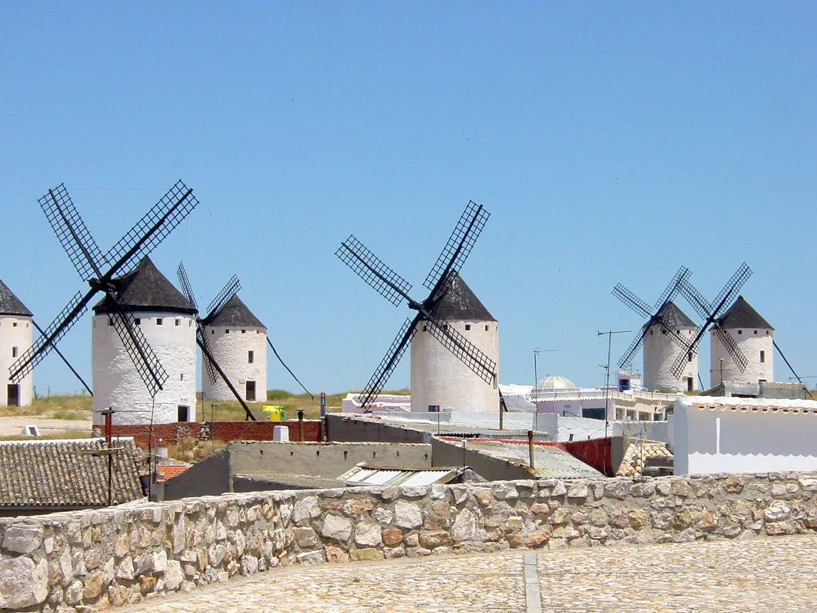 Molino harinero del siglo XVI con aspas de madera en Campo de Criptana | Fotografía: Lourdes Cardenal (Wikimedia Commons, CC BY-SA 3.0)