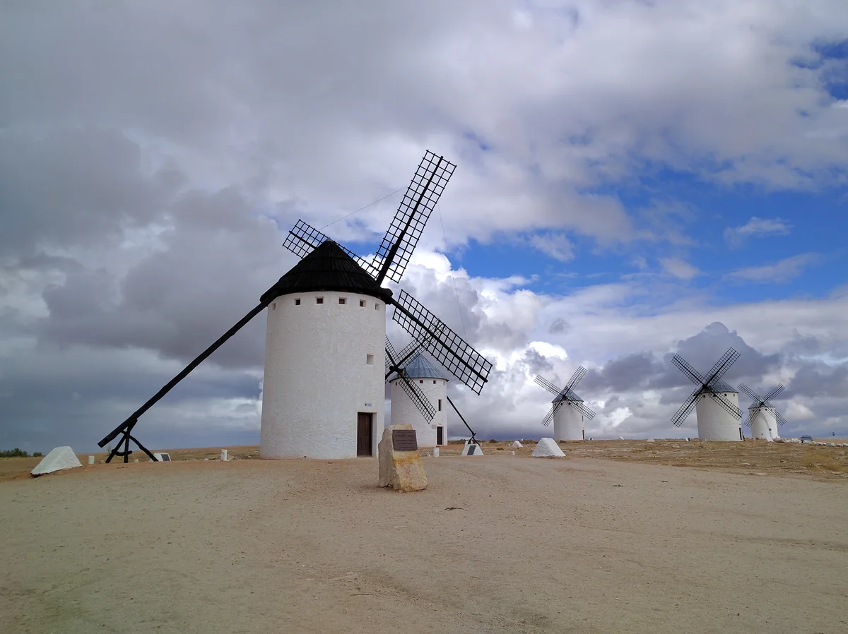 Los diez molinos de viento harineros en la Sierra de los Molinos | Fotografía: Edmundo Sáez (Wikimedia Commons, CC BY-SA 4.0)