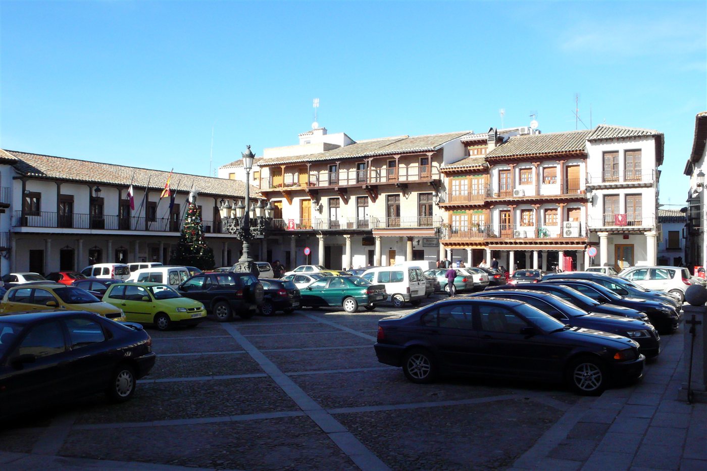 Soportales de madera y arquerías de piedra en la Plaza Mayor de La Puebla de Montalbán