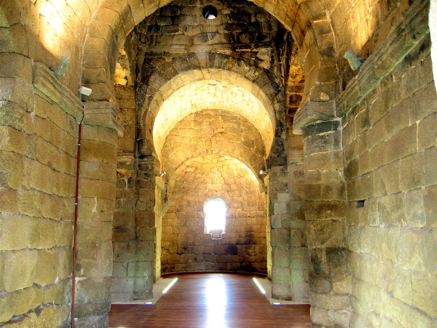Interior de Santa María de Melque con arcos de herradura visigodos ultrapasados y bóveda