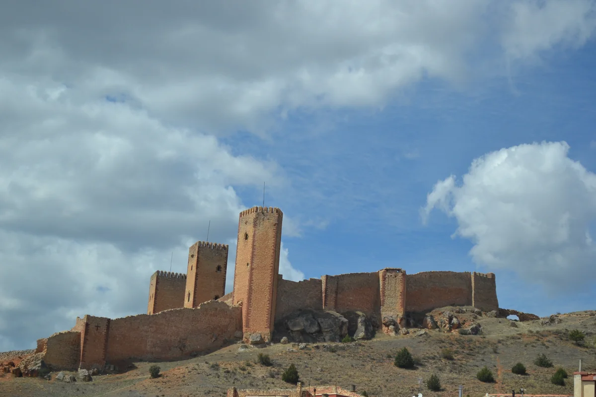 Torres y recinto amurallado del castillo medieval del Señorío de Molina | Fotografía: Hibiscus7 (Wikimedia Commons, CC BY-SA 4.0)