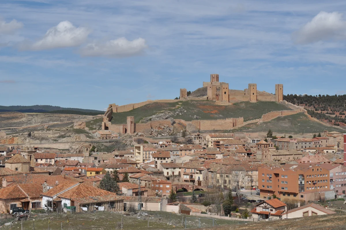 Puente viejo románico y ribera del río Gallo en Molina de Aragón | Fotografía: Luis Rogelio HM (Wikimedia Commons, CC BY-SA 2.0)
