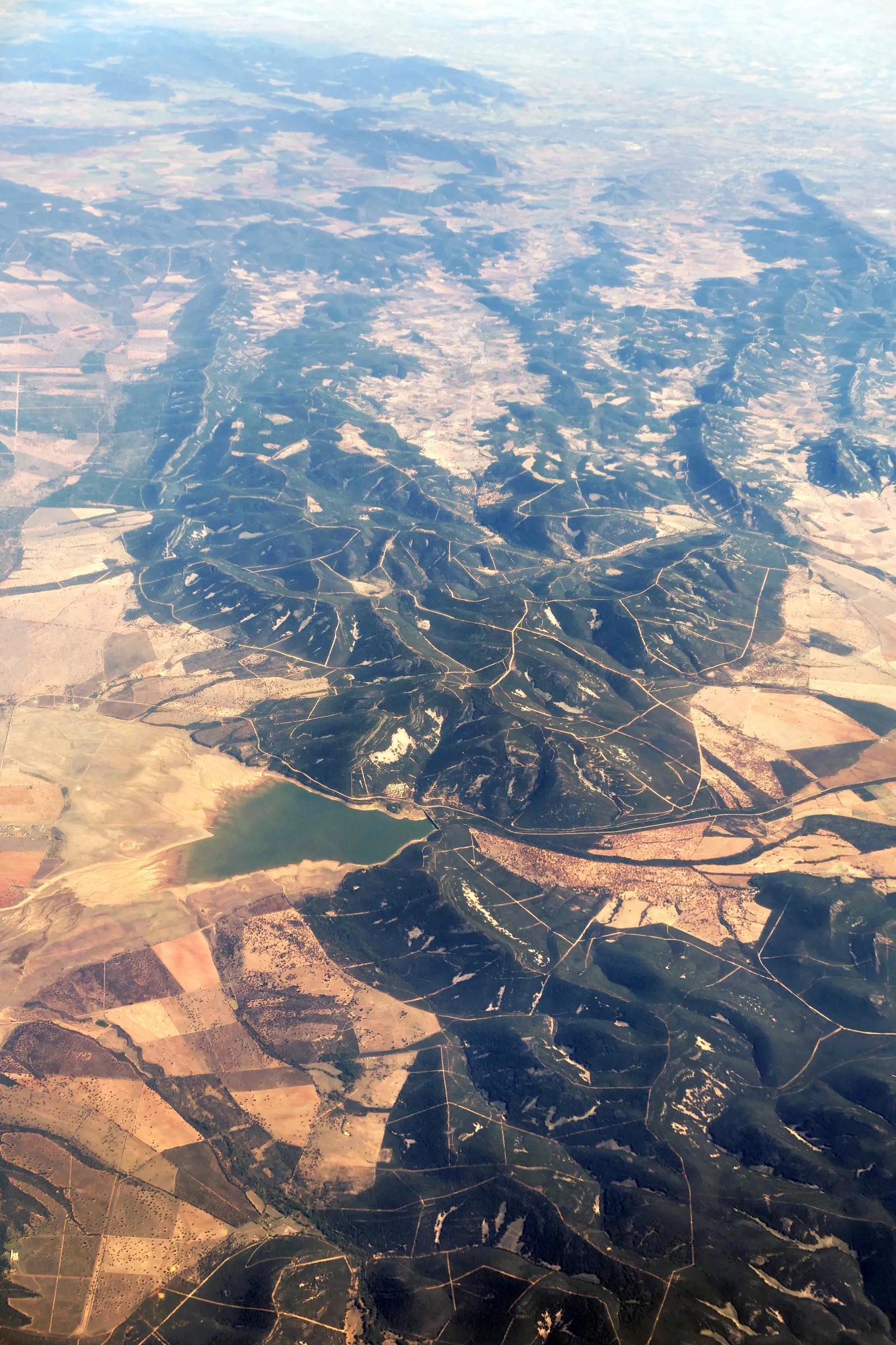 Sierras onduladas de monte mediterráneo, quejigos y embalse de Torre de Abraham en los Montes de Toledo y Cabañeros