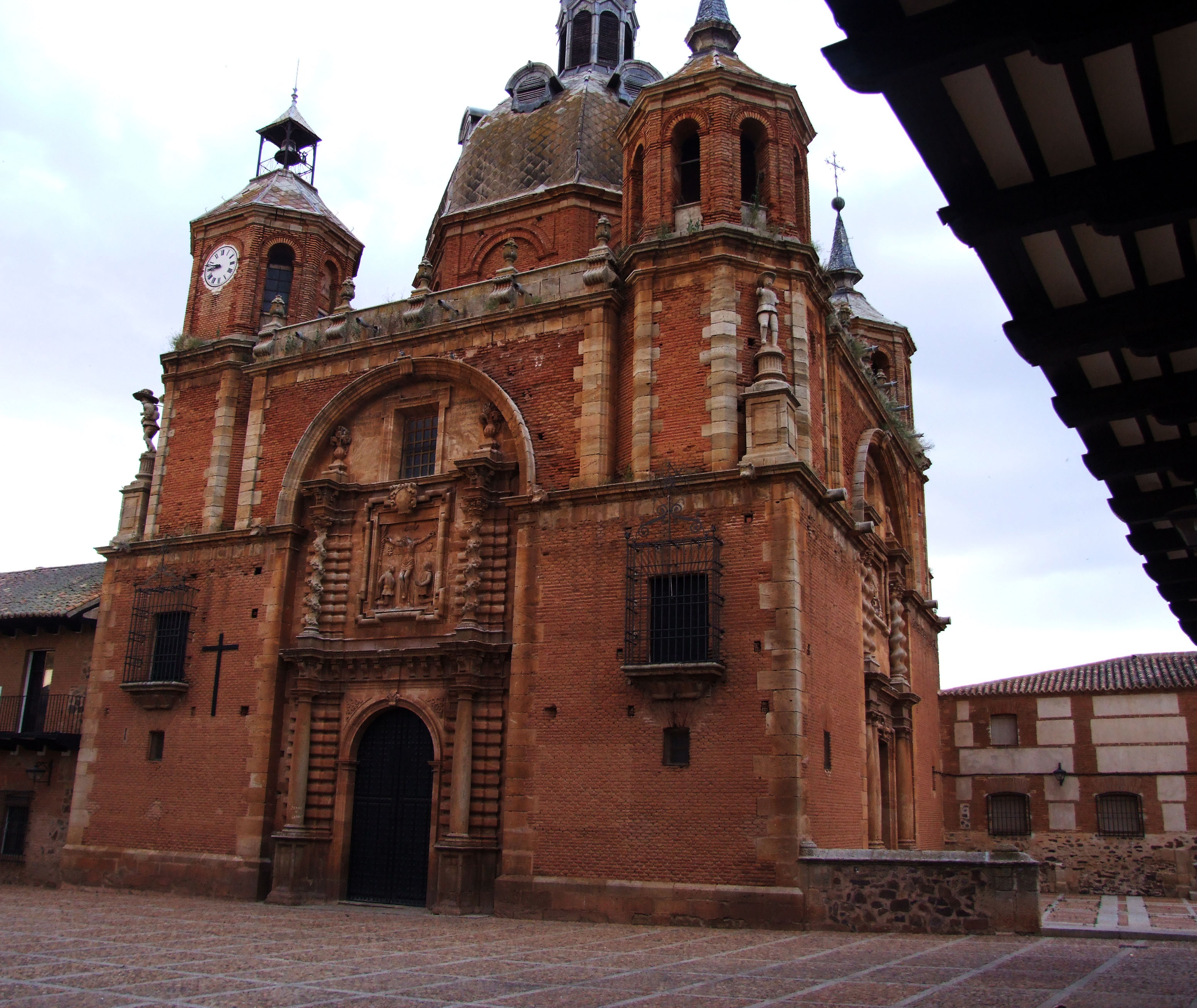 Fachada monumental y torres de la Iglesia del Santísimo Cristo del Valle