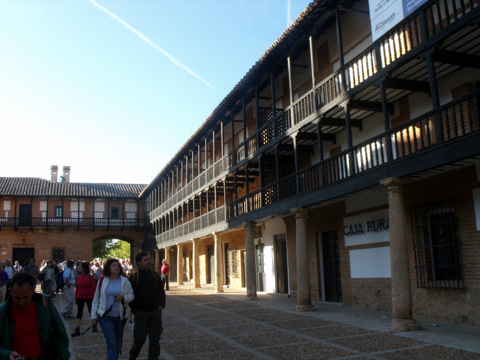 Perspectiva de la Plaza Mayor de San Carlos del Valle con la basílica al fondo