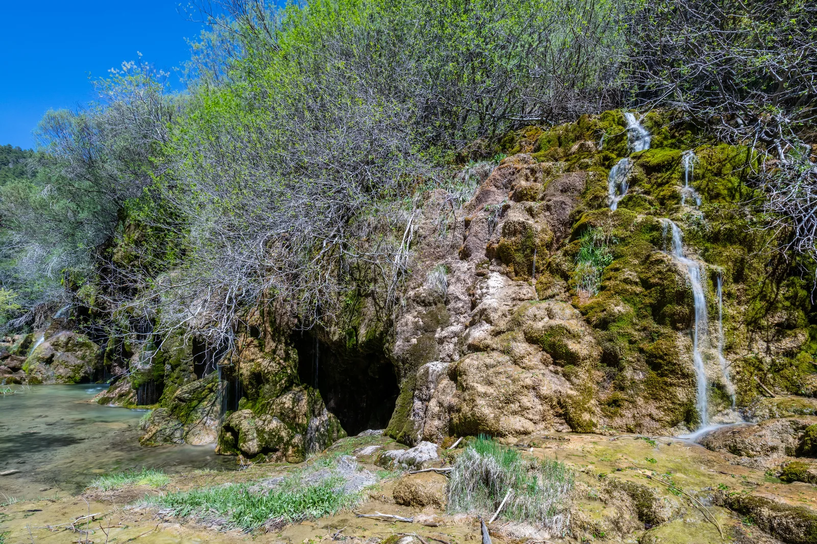 Cascada natural y tobas calizas en el Nacimiento del Río Cuervo en la Serranía de Cuenca