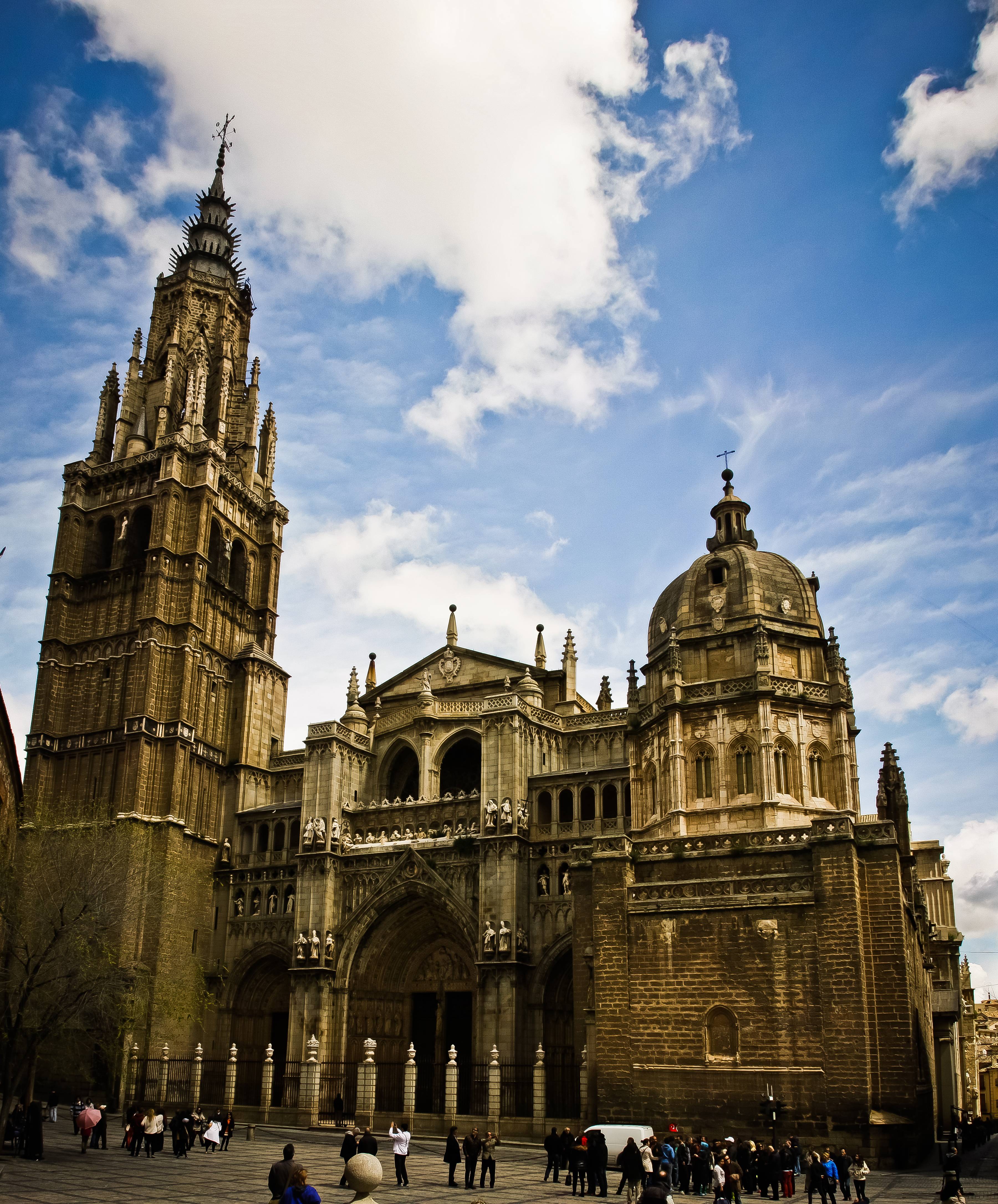 Torre gótica y fachada monumental de la Catedral Primada de Toledo