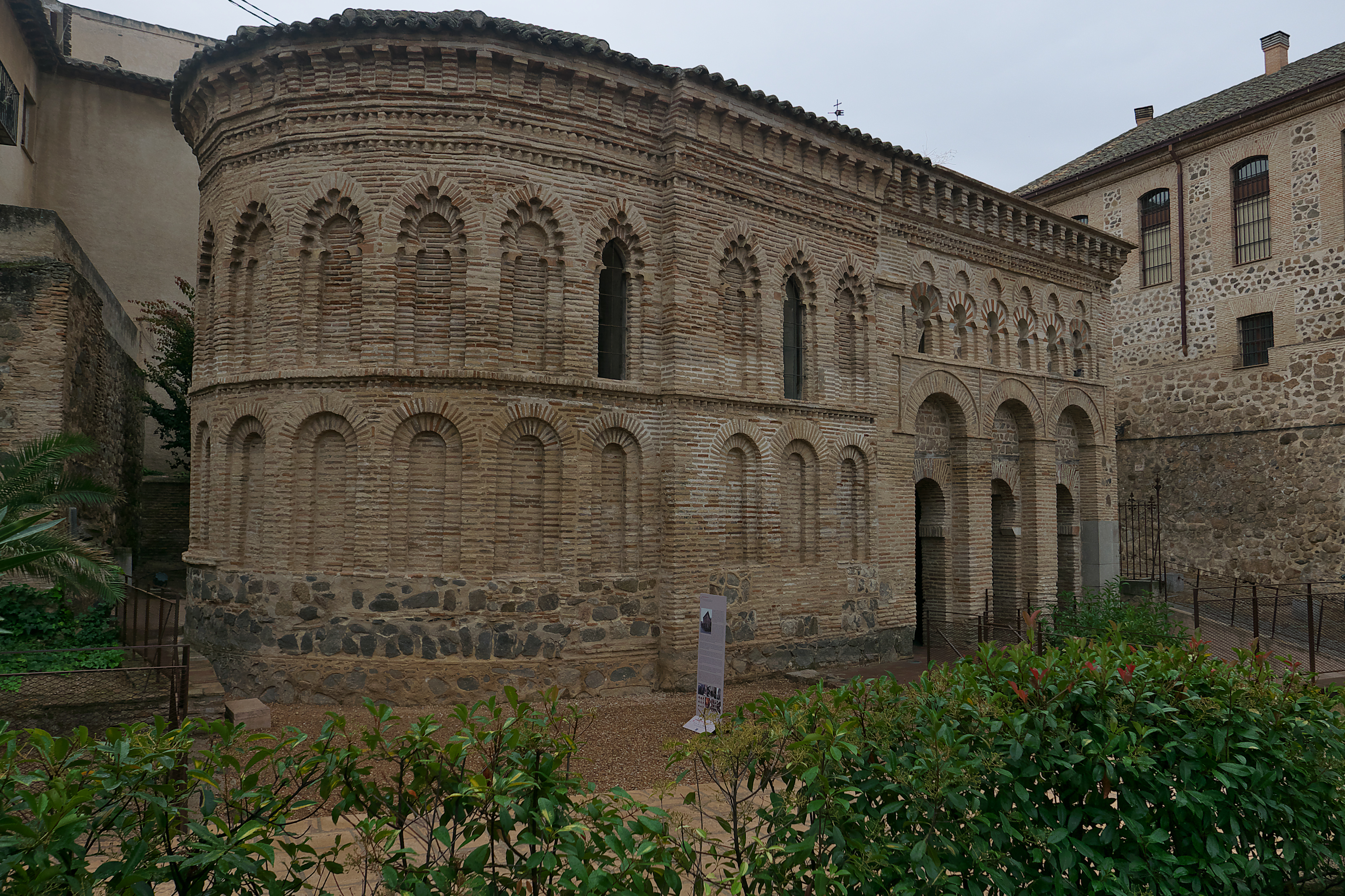 Fachada de ladrillo y arquerías de la Mezquita de Bab al-Mardum (Cristo de la Luz) en Toledo