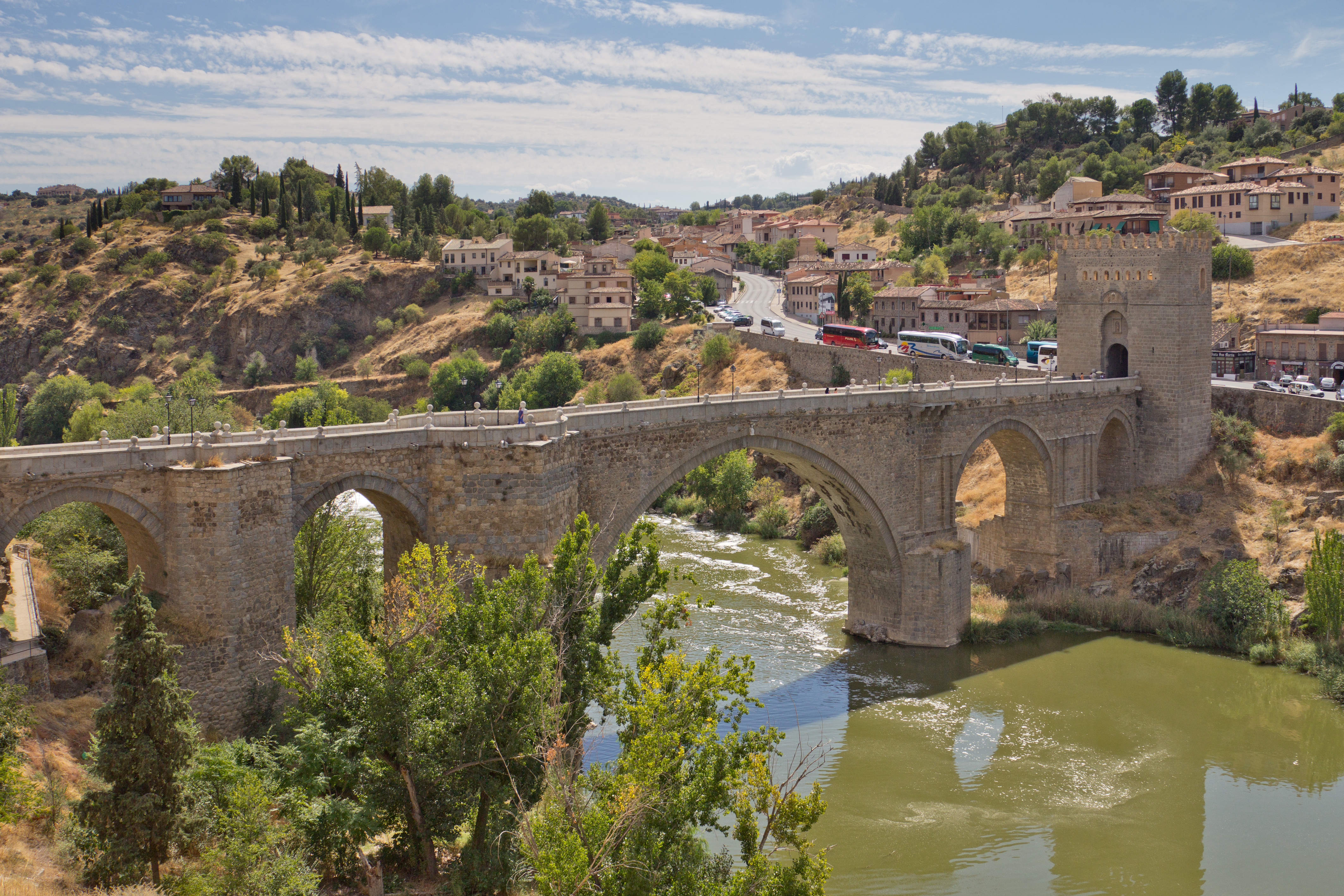 Vista del medieval Puente de San Martín sobre el río Tajo con sus torres defensivas almenadas