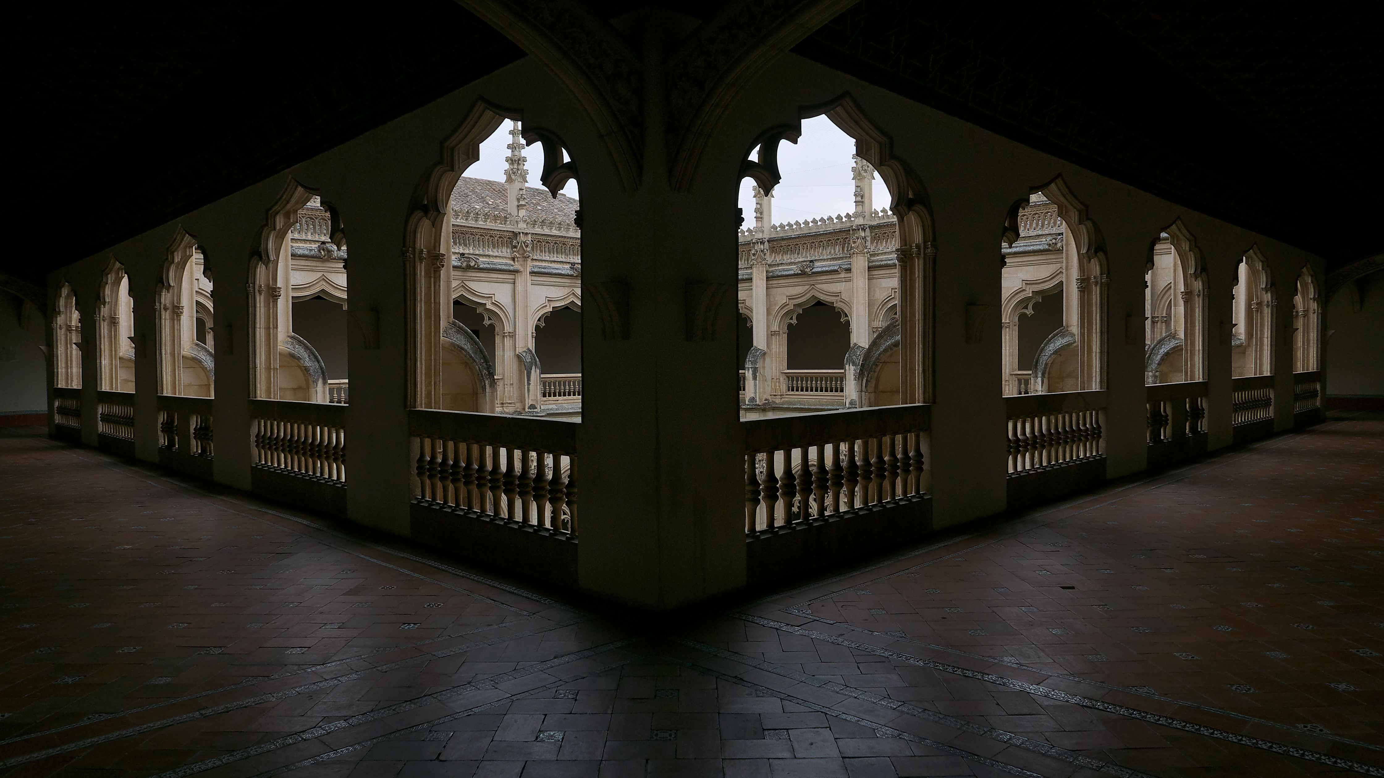 Claustro gótico hispanoflamenco de dos plantas en el Monasterio de San Juan de los Reyes