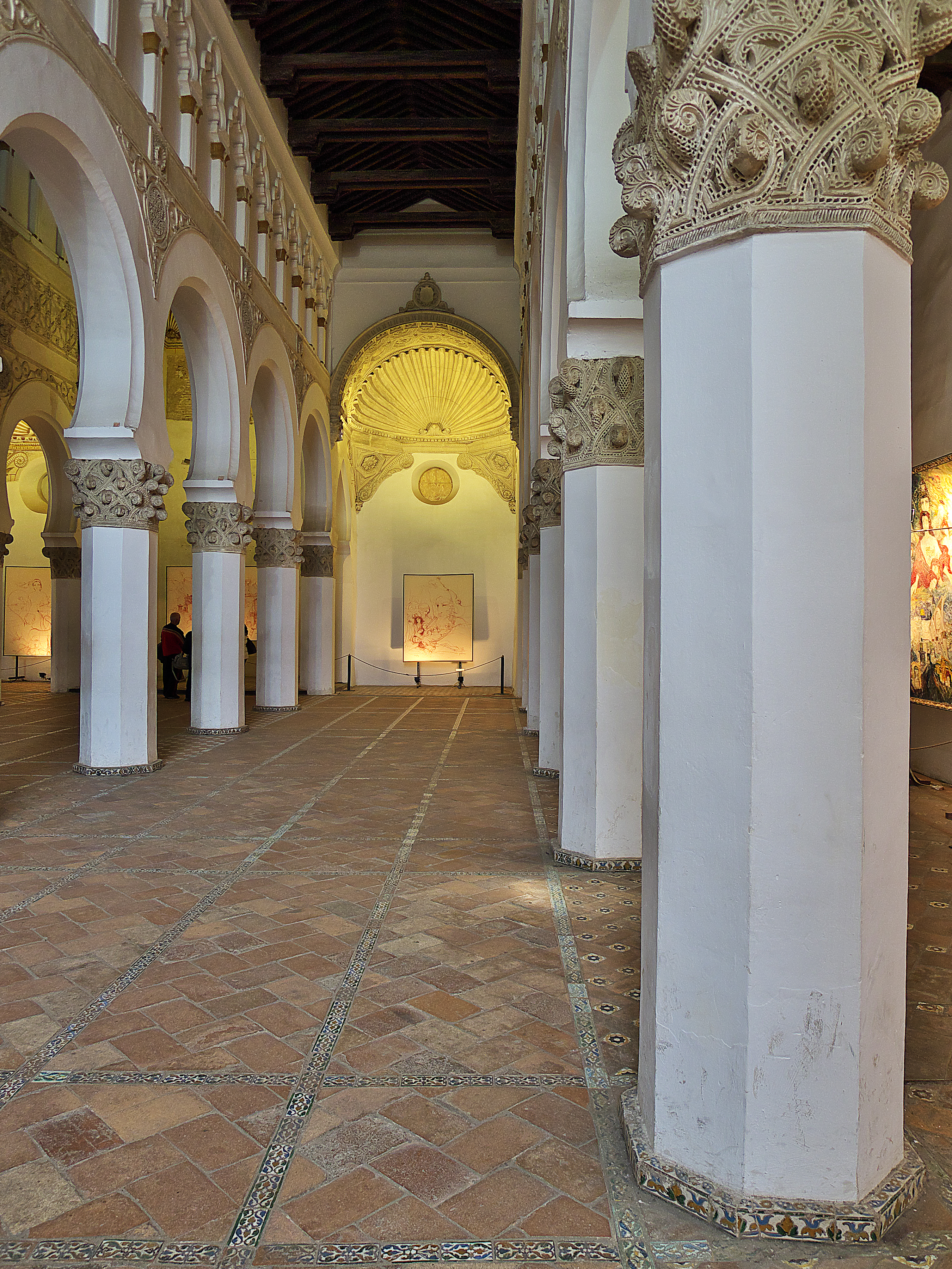 Interior de la Sinagoga de Santa María la Blanca con sus arcos de herradura y pilares blancos