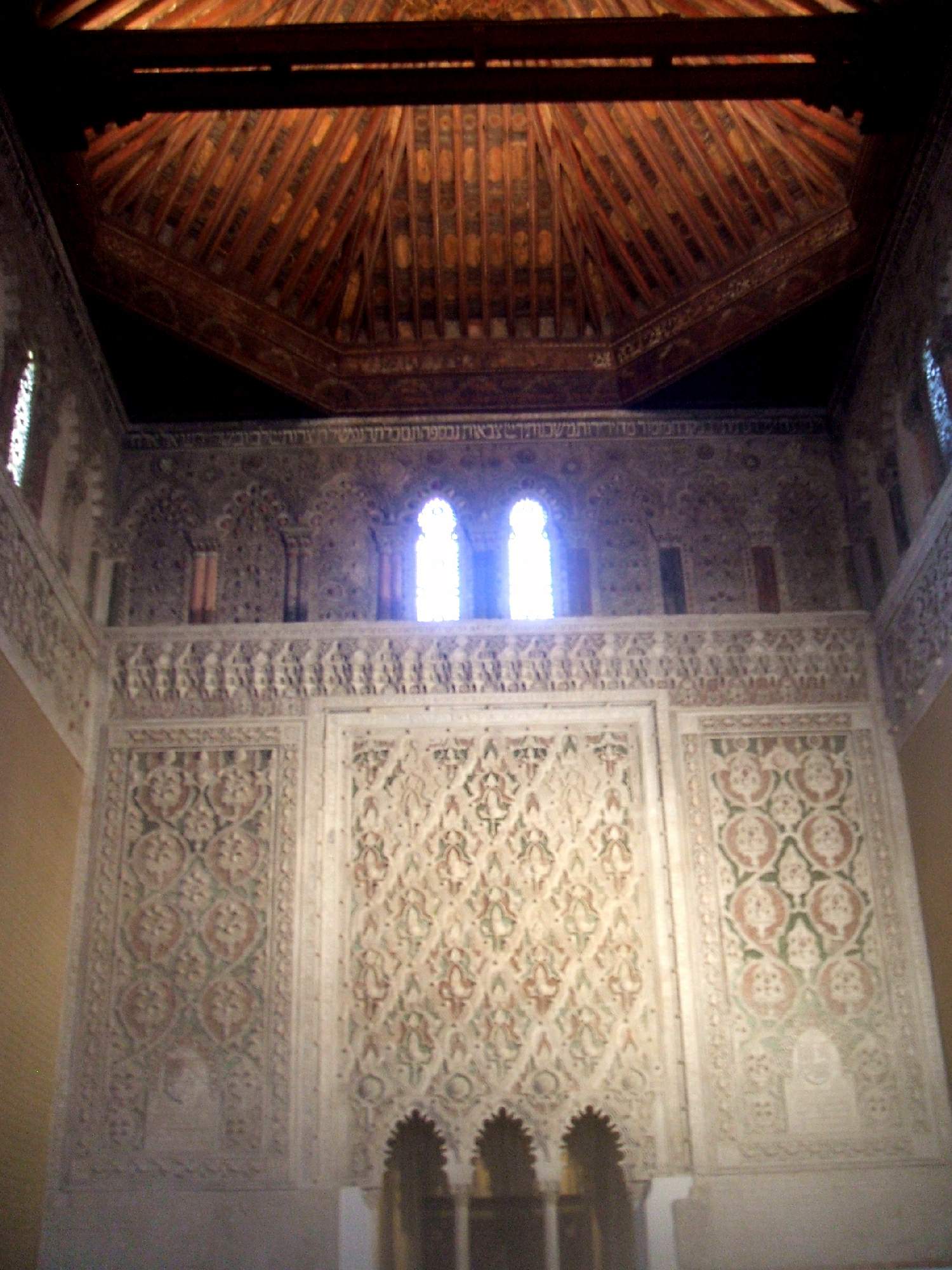 Detalle de yeserías con inscripciones hebreas y mocárabes en la Sinagoga del Tránsito de Toledo