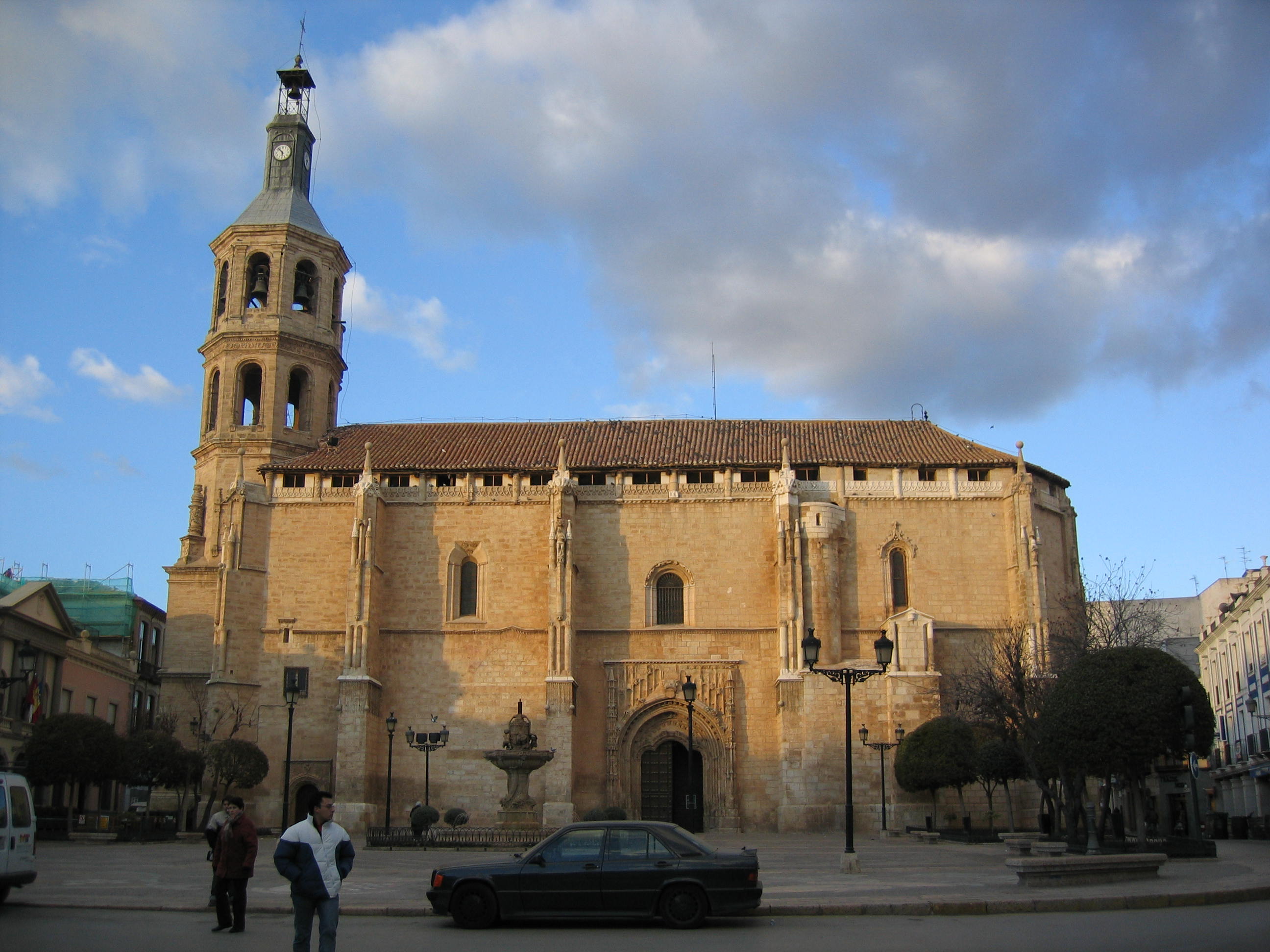 Fachada y torre campanario de la Iglesia Parroquial de Nuestra Señora de la Asunción