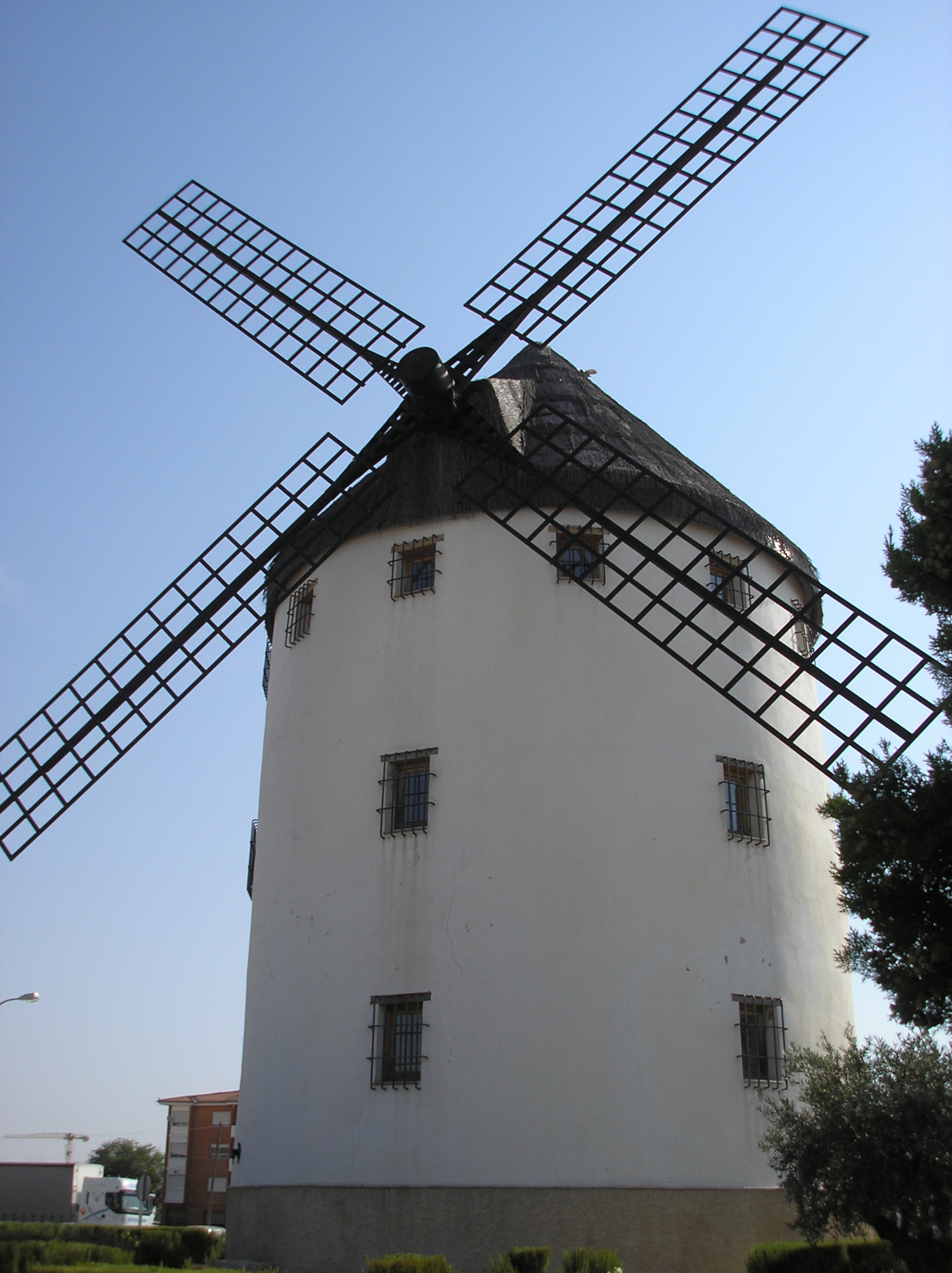 El monumental Molino de Gregorio Prieto en el cerro de San Blas