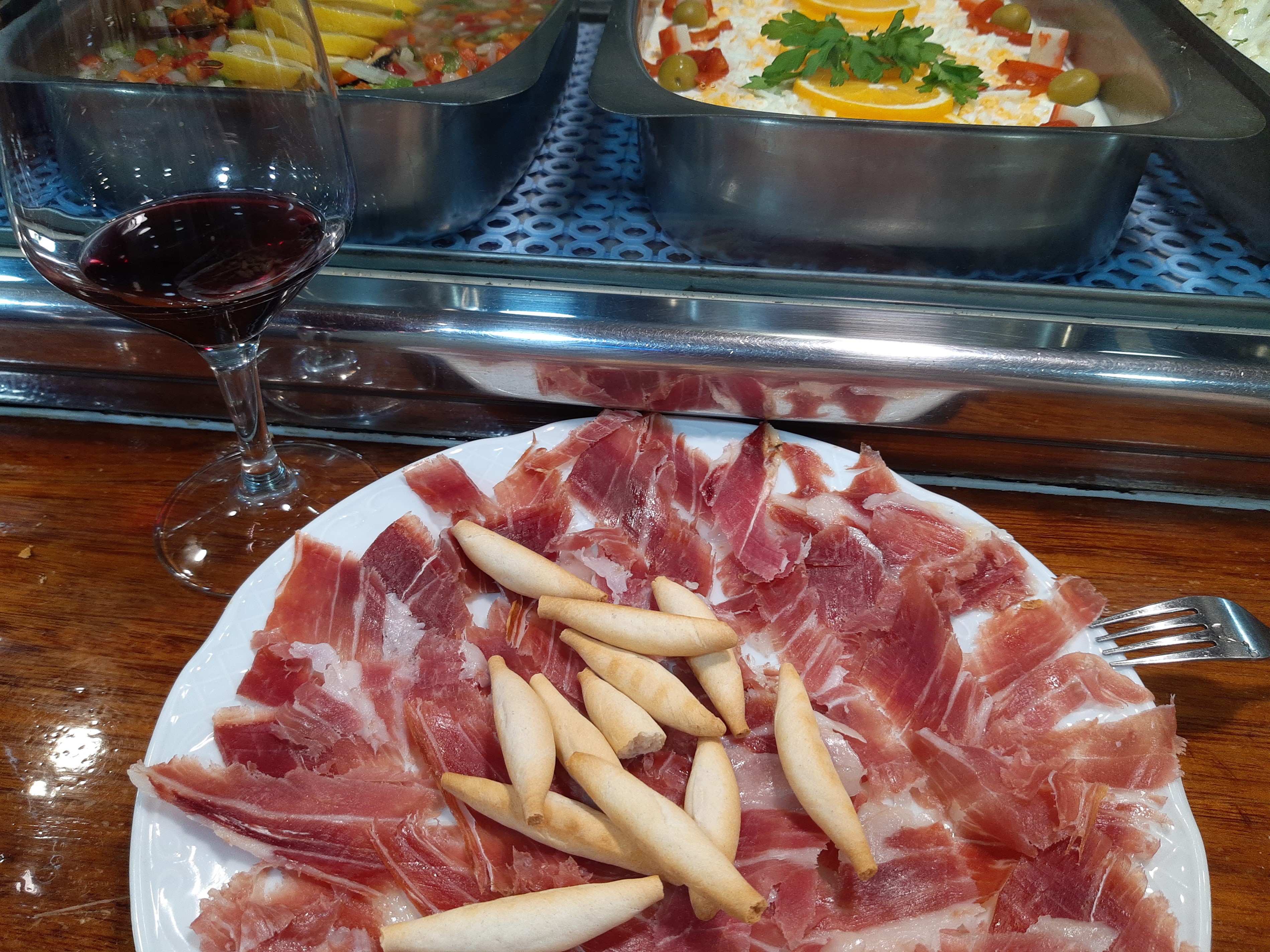 Surtido de tapas tradicionales españolas servidas con vino