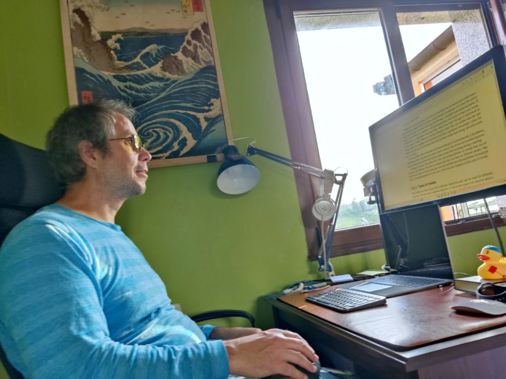 Imagen del autor estudiando delante del ordenador.