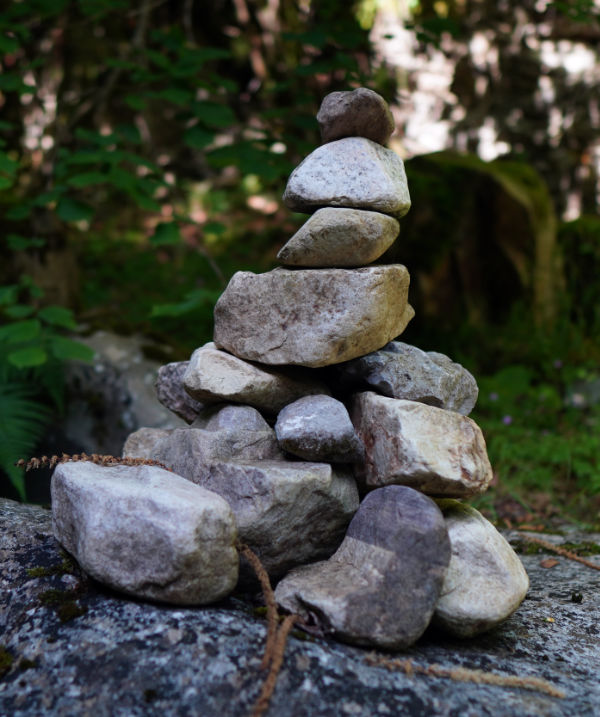 Montón de piedras marcando el camino en el sendero